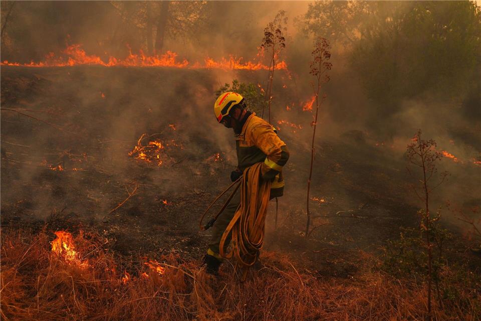 Die Brände in Spanien und Frankreich ...Manu Fernandez/AP/dpa