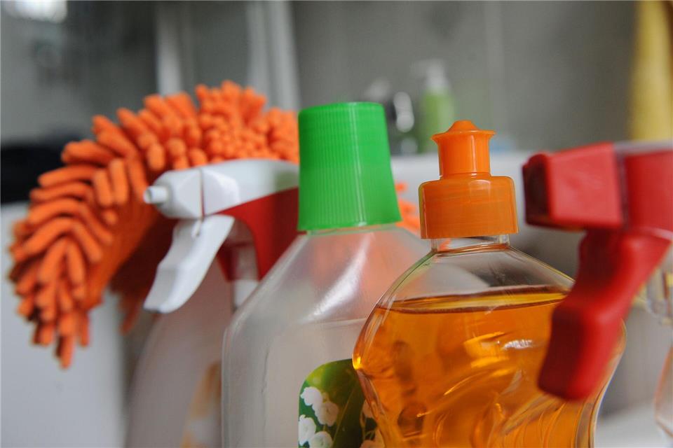 Die Branche sagt: Gerade in herausfordernden Zeiten investieren viele Menschen in ein gepflegtes Äußeres und ein sauberes Zuhause. (Symbolbild)Jens Kalaene/dpa