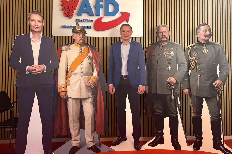 Die Brandenburger AfD-Landtagsfraktion hat für Veranstaltungen Aufsteller parat, auf denen die Bundesvorsitzenden Alice Weidel und Tino Chrupalla, aber auch Reichskanzler Otto von Bismarck, Reichspräsident Paul von Hindenburg und Kaiser Wilhelm II. zu sehen sind.Marc-Oliver von Riegen/dpa