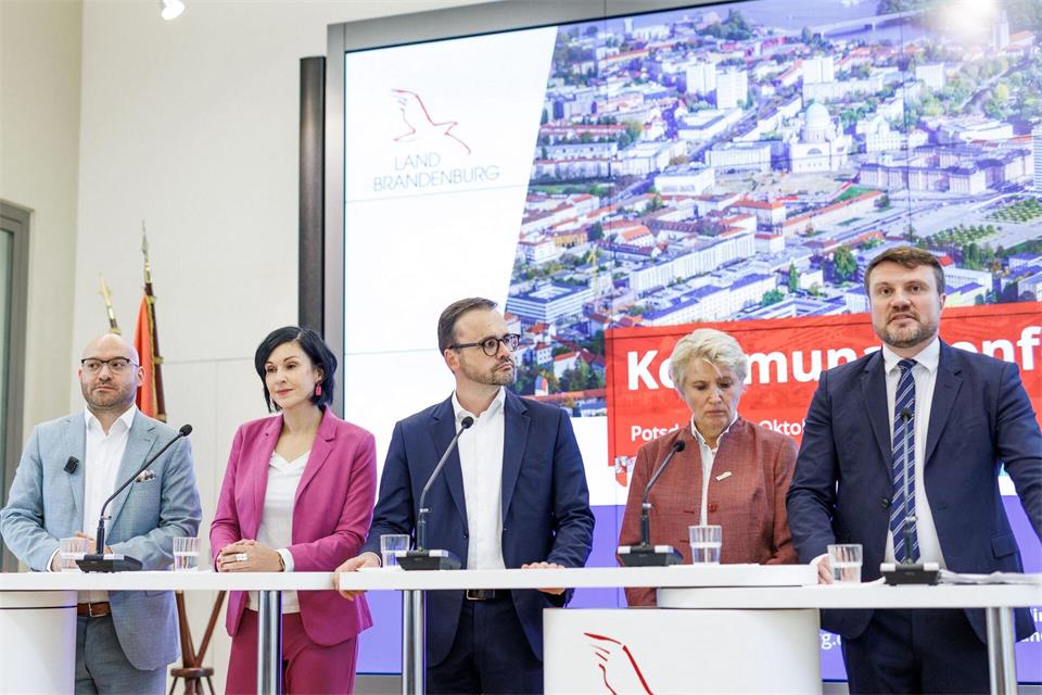Die Brandenburger Kommunen erhalten zusätzliche Unterstützung bei der Finanzierung der Rettungsfahrten. Carsten Koall/dpa
