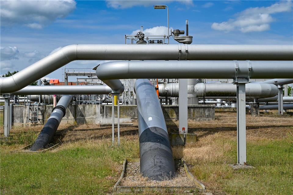 Die Brandenburger Landesregierung dringt auf eine zügige Entscheidung der EU-Kommission für die Ertüchtigung der Pipeline von Schwedt nach Rostock (Archivbild).Patrick Pleul/dpa