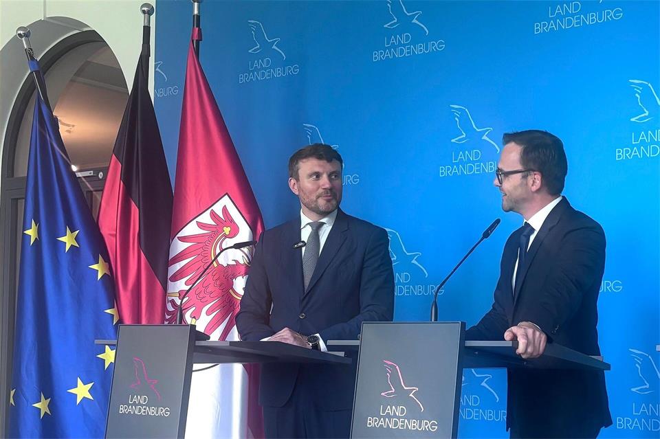 Die Brandenburger Landesregierung will bei der Verwaltung deutlich einsparen. (Archivbild) Marc-Oliver von Riegen/dpa