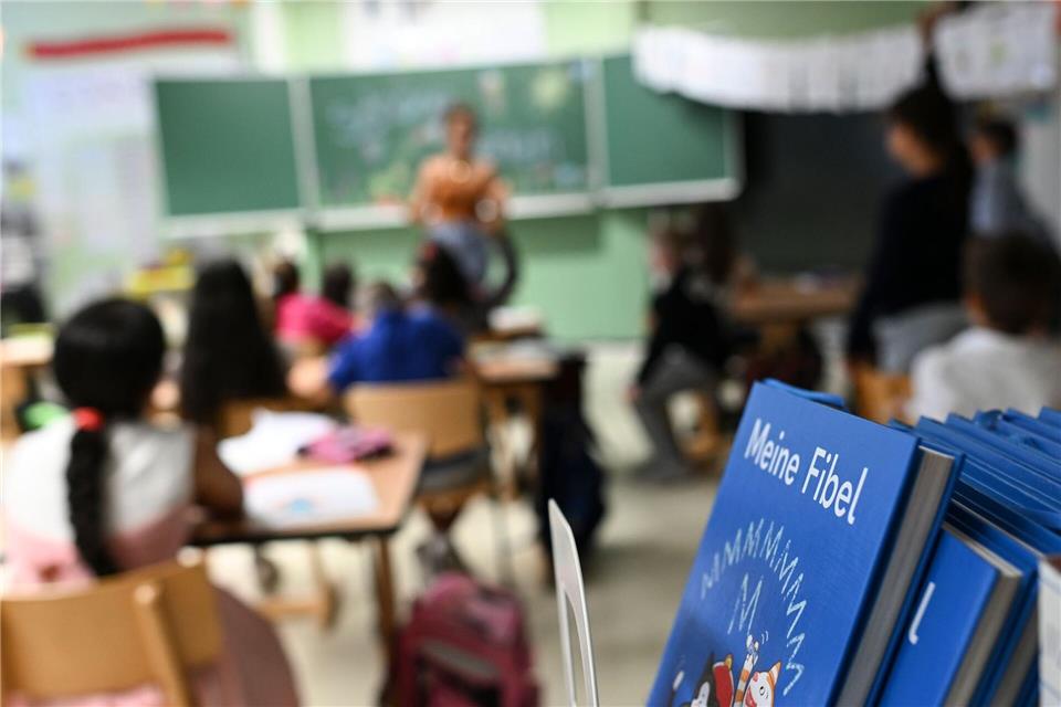 Die Brandenburger Lehrerinnen und Lehrer unterrichten ab dem zweiten Halbjahr eine Stunde mehr in der Woche. (Archivbild)Jens Kalaene/dpa