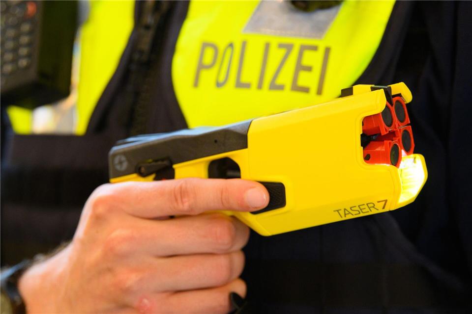 Die Brandenburger Polizei verfügt über mehrere Taser. (Symbolbild)Soeren Stache/dpa-Zentralbild/dpa
