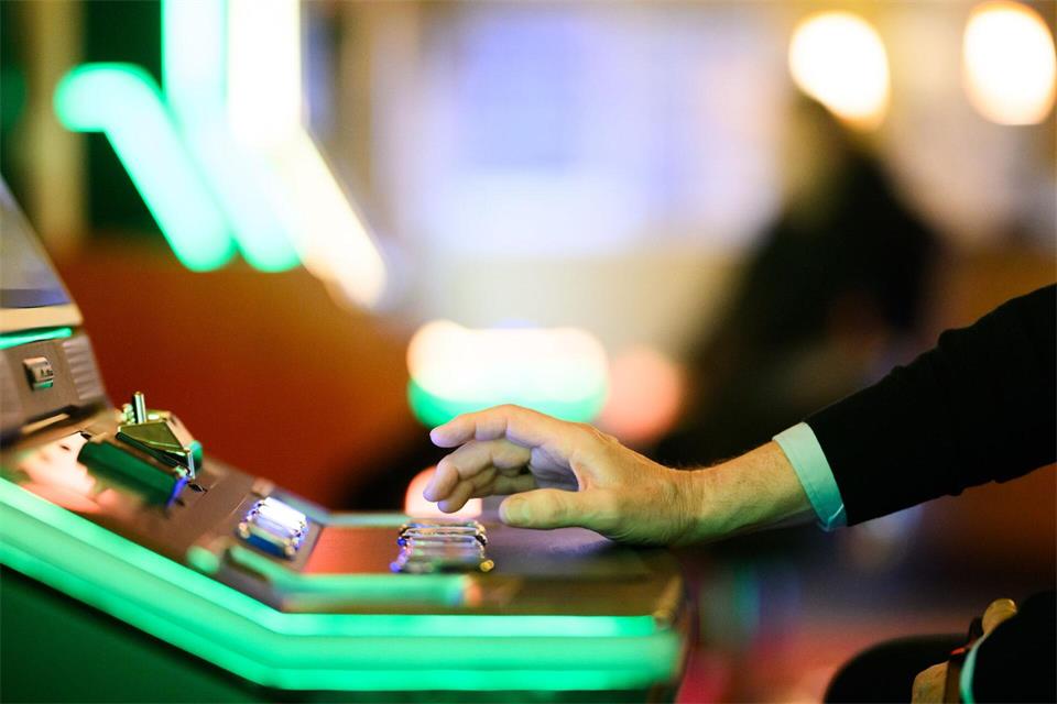 Die Brandenburgische Landesstelle für Suchtfragen hält eine Einschränkung von Glücksspielwerbung für notwendig. (Symbolbild)Julian Stratenschulte/dpa