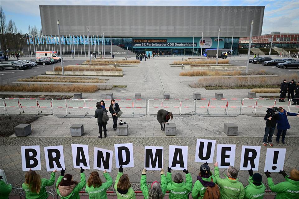 Die Brandmauer-Debatte beschäftigt die Unionsparteien seit Monaten immer wieder: Hier demonstrierten Greenpeace-Mitglieder vor Beginn des 37. Bundesparteitags der CDU in Berlin. (Archivbild)Sebastian Christoph Gollnow/dpa