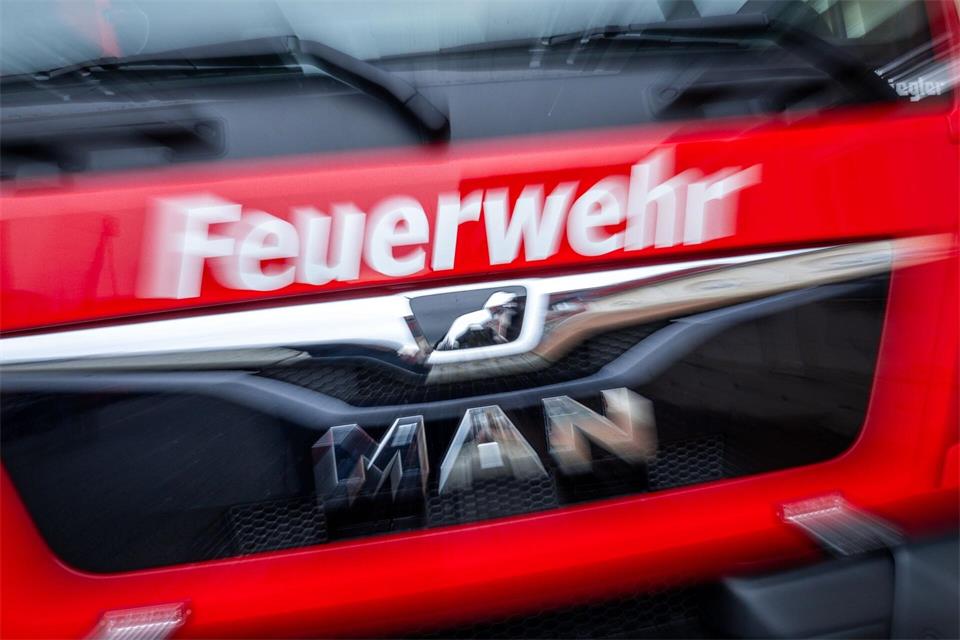 Die Brandursache war zunächst unklar. (Symbolbild)Jens Büttner/dpa