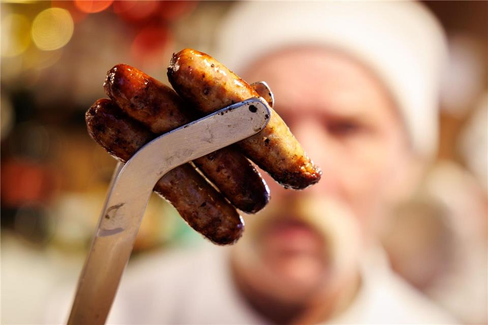 Die Bratwurst ist wahrscheinlich für viele Menschen das Typischste für Franken. Doch die Längen der Würste variieren von Region zu Region erheblich. (Archivbild)Daniel Karmann/dpa