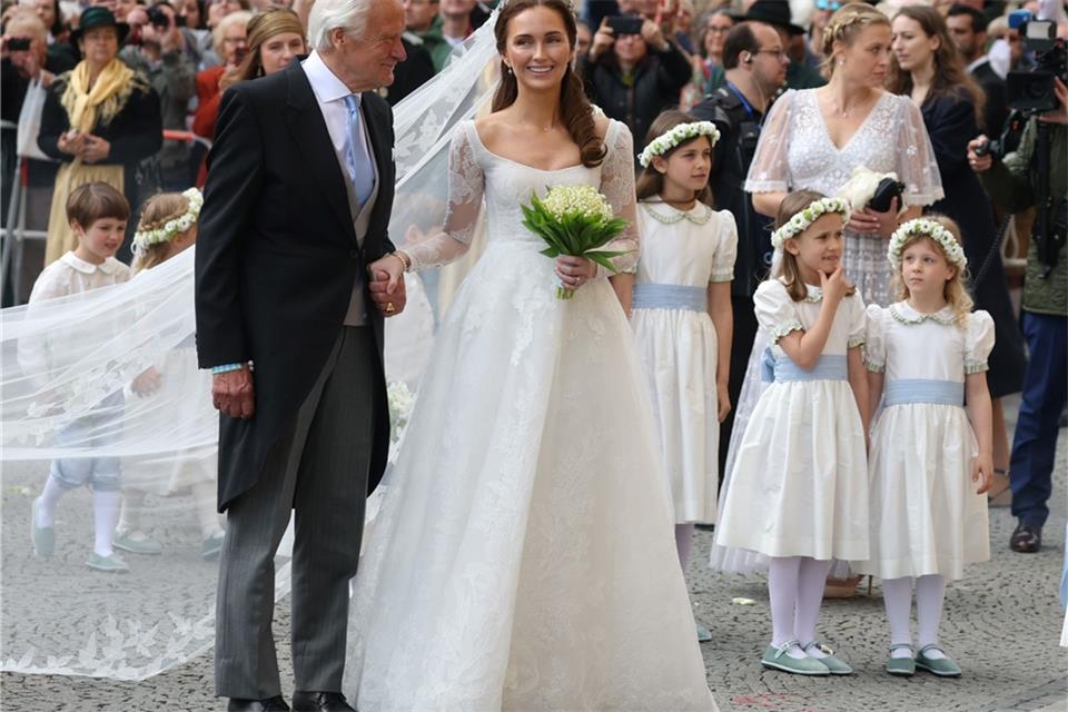 Weiß-blaue Wittelsbacher-Hochzeit in München Die Braut Sophie-Alexandra Evekink und ihr Vater Dorus Evekink kommen zur kirchlichen Hochzeit in die Theatinerkirche.