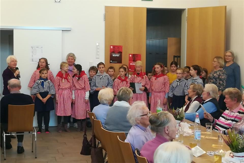 Die Brejspottspöllers haben in Erle Geschichten und Gedichte auf Platt vorgetragen.