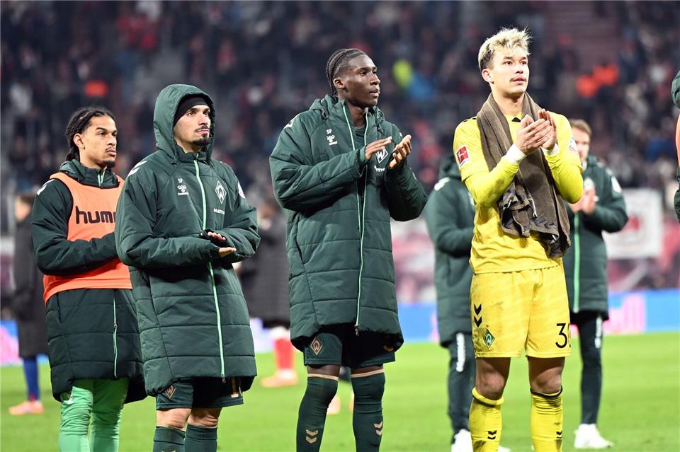 Die Bremer Spieler bedanken sich nach Abpfiff bei den Fans. Sportchef Fritz sah trotz Niederlage eine Entwicklung.Jennifer Brückner/dpa