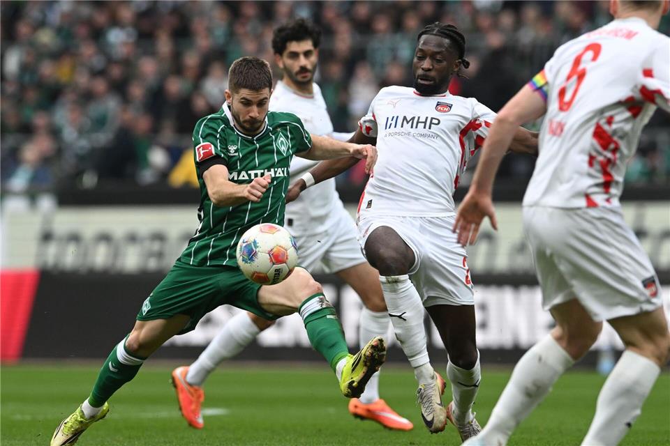 Die Bremer und Heidenheimer lieferten im Abstiegs-Duell viel Kampf.Carmen Jaspersen/dpa