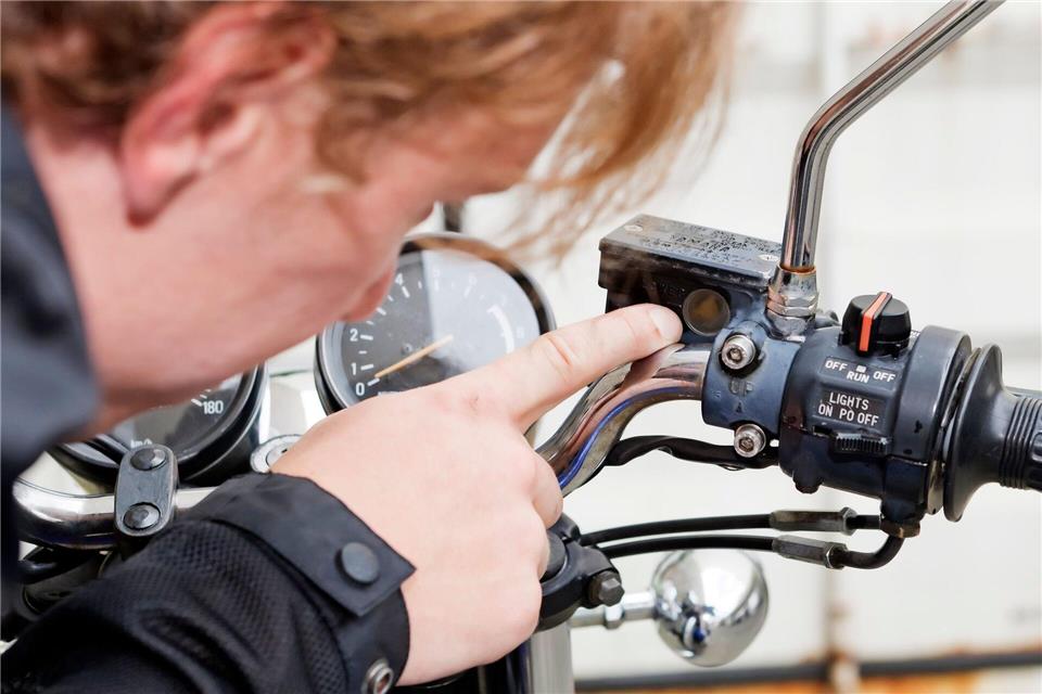 Die Bremsflüssigkeit sollte zur Sicherheit spätestens alle zwei Jahre gewechselt werden.Monique Wüstenhagen/dpa-tmn