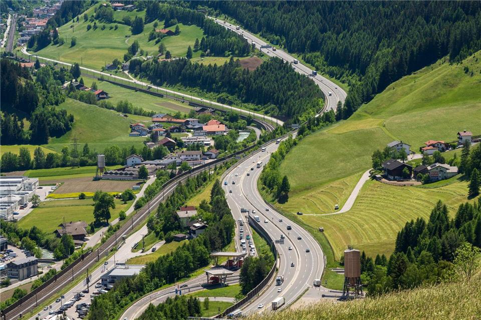 Die Brenner-Autobahn ist die verkehrsreichste Nord-Süd-Verbindung der Alpen.Peter Kneffel/dpa