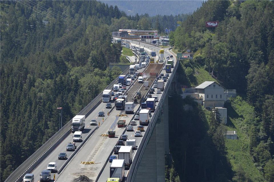 Die Brennerautobahn gilt als meistbefahrene Verkehrsverbindung von Mittel- und Nordeuropa nach Italien. (Archivbild)Zeitungsfoto.At/APA/dpa