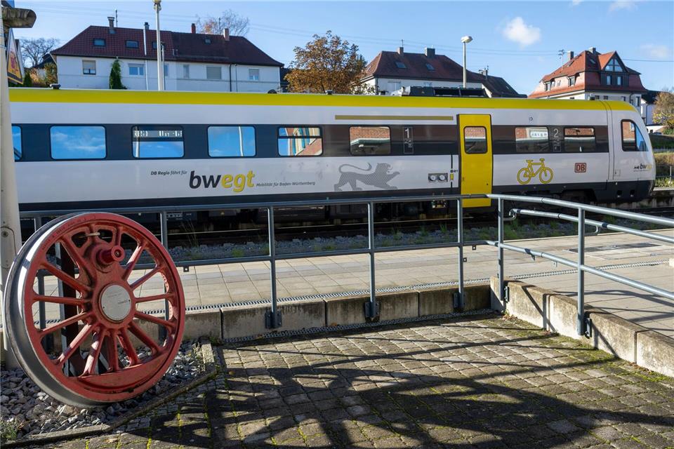 Die Brenzbahn befördert täglich Tausende Menschen auf der Strecke. (Archivbild) Stefan Puchner/dpa