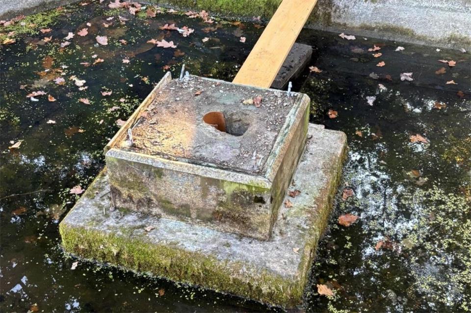 Die Bretter liegen noch da, die Brunnenskulptur ist verschwunden.