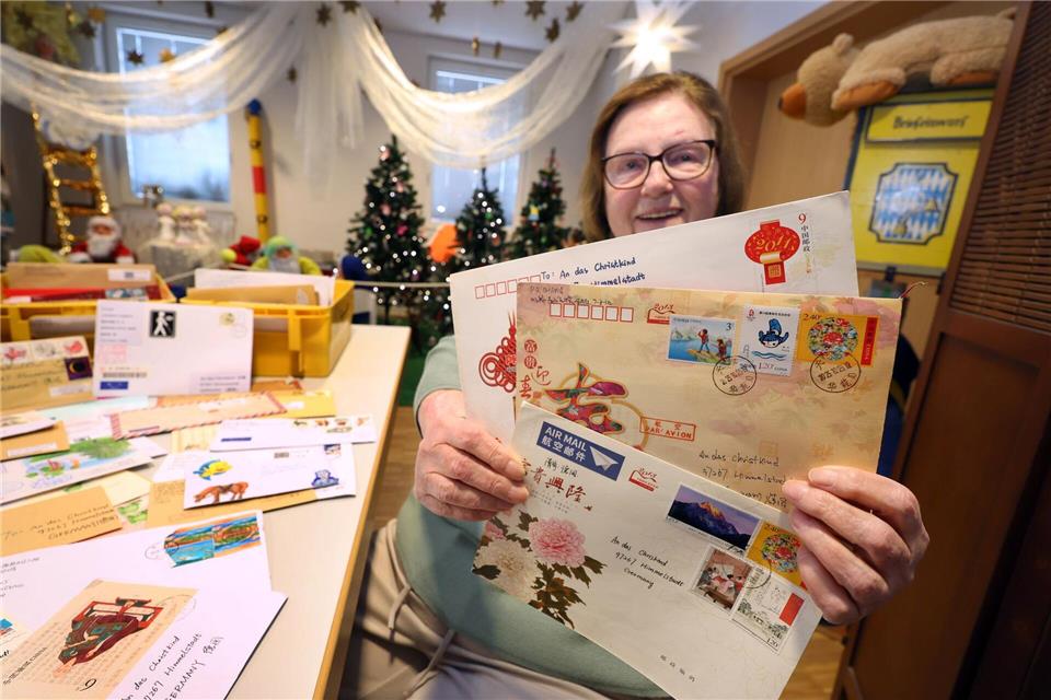 Die Briefe der Kinder kommen aus aller Welt. (Archivbild)Karl-Josef Hildenbrand/dpa