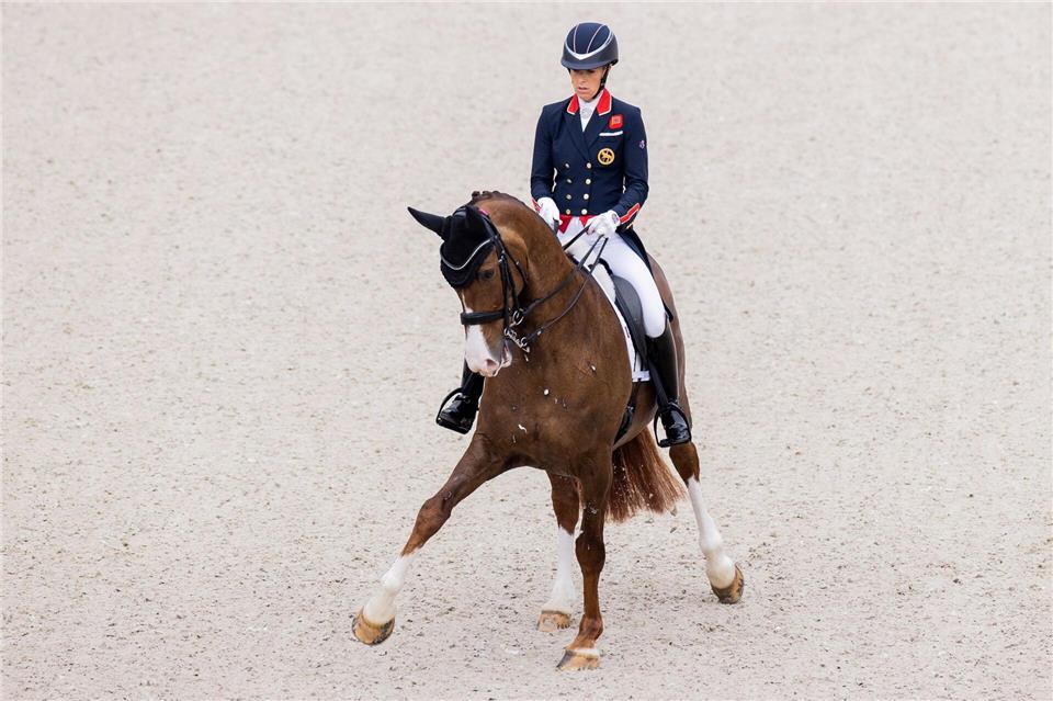 Die Britin Charlotte Dujardin ritt jetzt erstmals seit ihrer einjährigen Sperre bei einem Weltcup-Turnier. (Archivbild)Rolf Vennenbernd/dpa