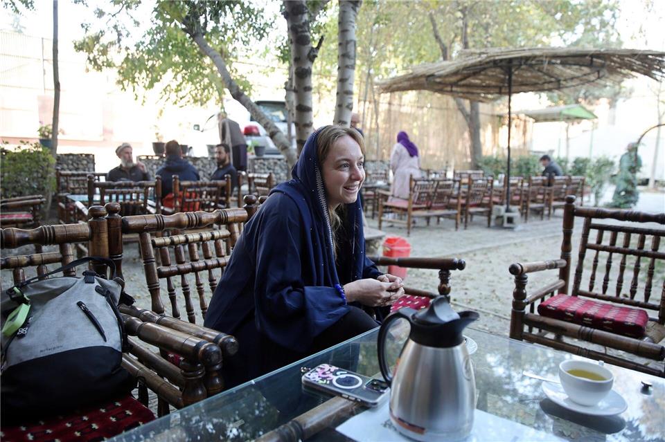 Die Britin Zoe Stephens führt Touristinnen durch Afghanistan.Sami Jan/dpa