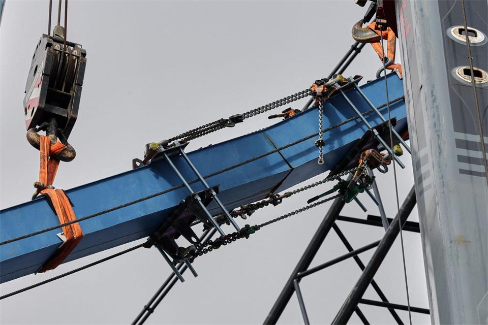 Die Bruchstelle am Zugbalken wird mit Klemmen und Flaschenzügen stabilisiert.Bernd Wüstneck/dpa