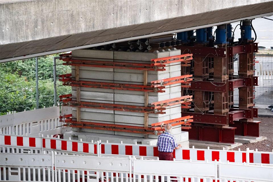 Die Brücke an der Budapester Straße in Dresden kann nach einem erfolgreichen Belastungstest vorerst weiter genutzt werden. (Archivbild)Robert Michael/dpa