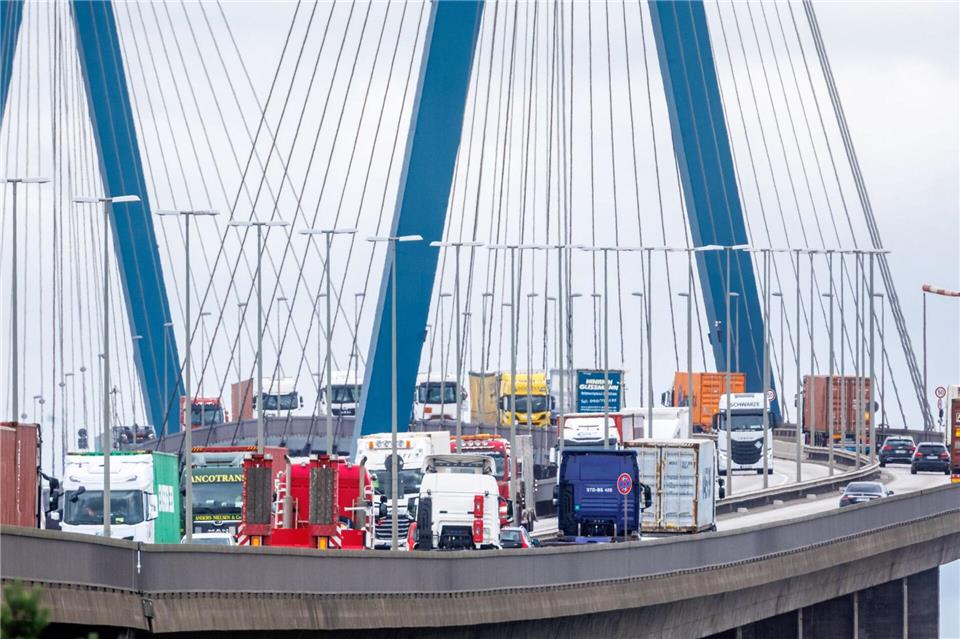 Die Brücke darf ab 1. Mai 2026 nicht mehr von Schwertransportern über 44 Tonnen befahren werden. (Archivbild)Markus Scholz/dpa