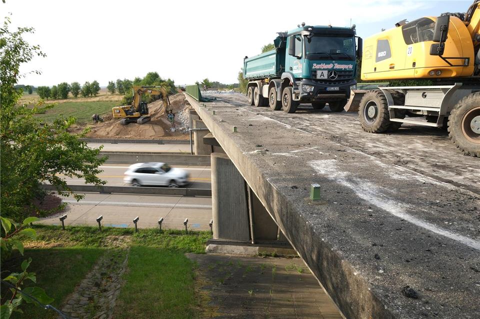 Die Brücke darf schon seit vorigem Oktober nicht mehr befahren werden. Sebastian Willnow/dpa