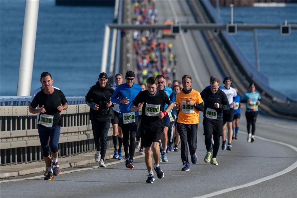 Die Brücke ist ein großer Anreiz für die Läufer.Stefan Sauer/dpa