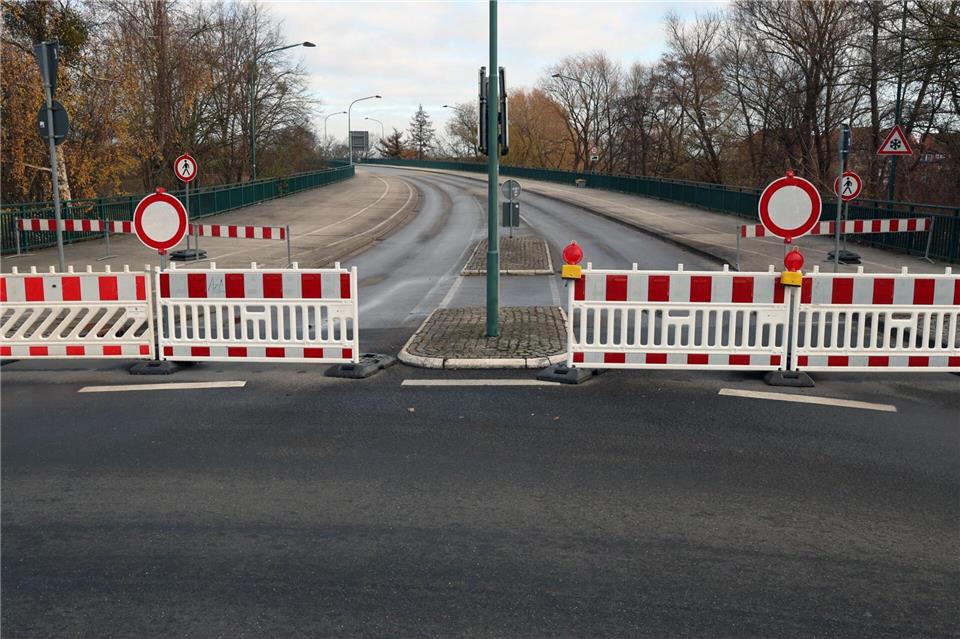 Die Brücke ist eine wichtige Verkehrsverbindung in der Stadt.Bernd Wüstneck/dpa