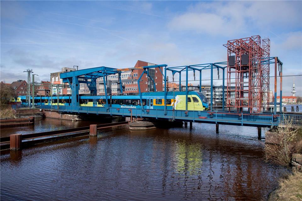 Die Brücke ist für den Güterverkehr des Emder Seehafens und für den Tourismus in Ostfriesland von zentraler Bedeutung. (Archivbild)Hauke-Christian Dittrich/dpa