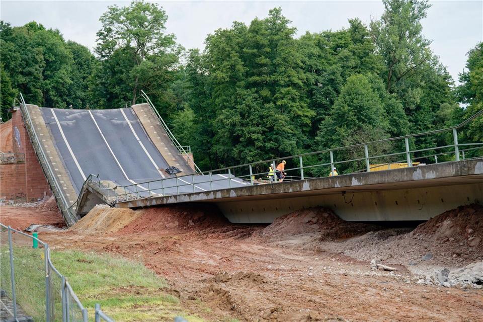 Die Brücke musste gesprengt werden. (Archivbild)Uwe Anspach/dpa
