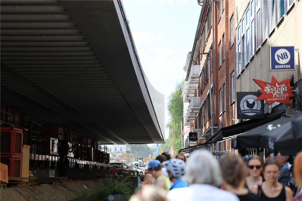 Die Brücke nähert sich den Gebäuden entlang der Max-Brauer-Allee.Christian Charisius/dpa
