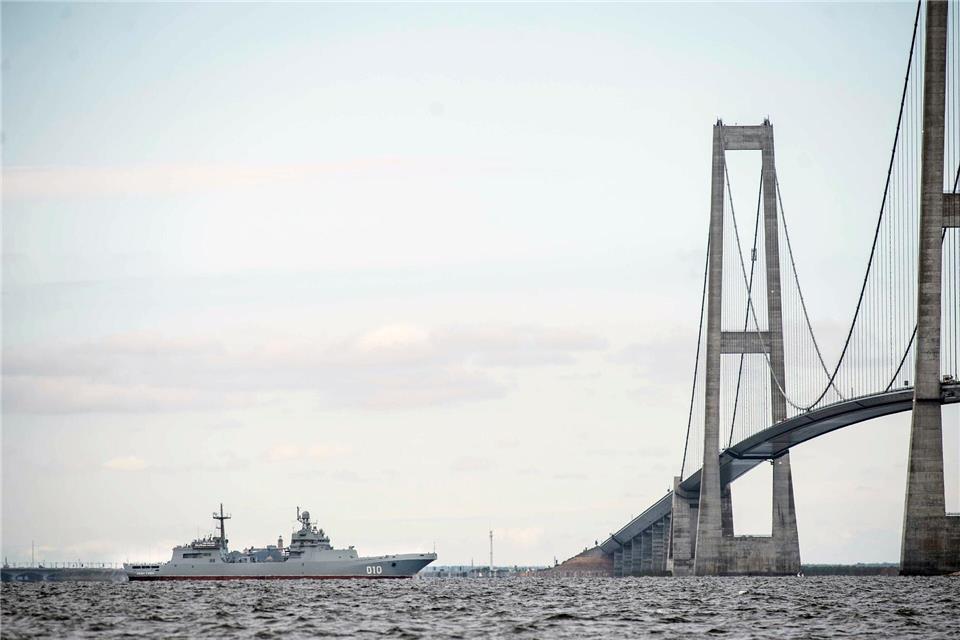 Die Brücke über den Großen Belt - hier ist ein Schiff der russischen Nordflotte unter ihr zu sehen - zählt zu den imposantesten Bauwerken Dänemarks. (Symbolbild)Tim Kildeborg Jensen/Ritzau Scanpix Foto/AP/dpa