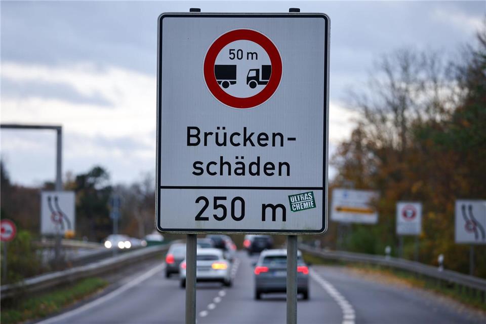 Die Brücke über die Bahnschienen in Waren (Müritz) muss erneuert werden. Eine erste Etappe ist nun geschafft. (Symbolbild)Jan Woitas/dpa