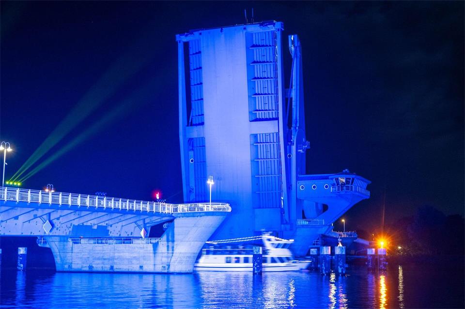 Die Brücke wird auch „Blaues Wunder“ genannt. Stefan Sauer/dpa