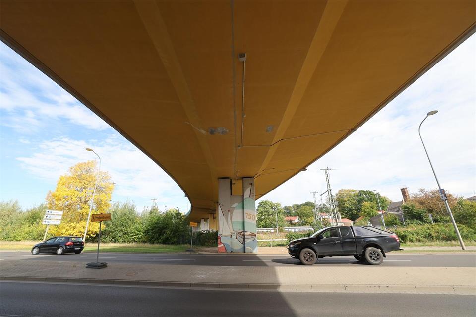 Die Brücke wird mittels Sensoren weiterhin überwacht.Bernd Wüstneck/dpa