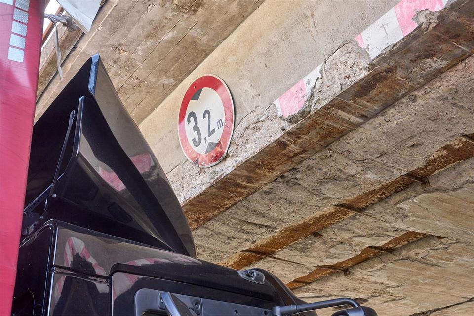 Die Brücke wurde nicht massiv beschädigt. Thomas Frey/dpa