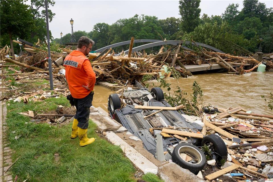 Die Brücke wurde total zerstört und später durch eine Behelfsbrücke des THW ersetzt. (Archivbild)Thomas Frey/dpa