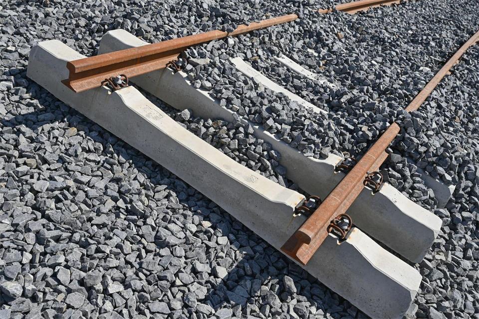 Die Brücken Angersdorf und Wörmlitz sollen laut Bahn umfassend modernisiert werden. (Symbolbild)Patrick Pleul/dpa