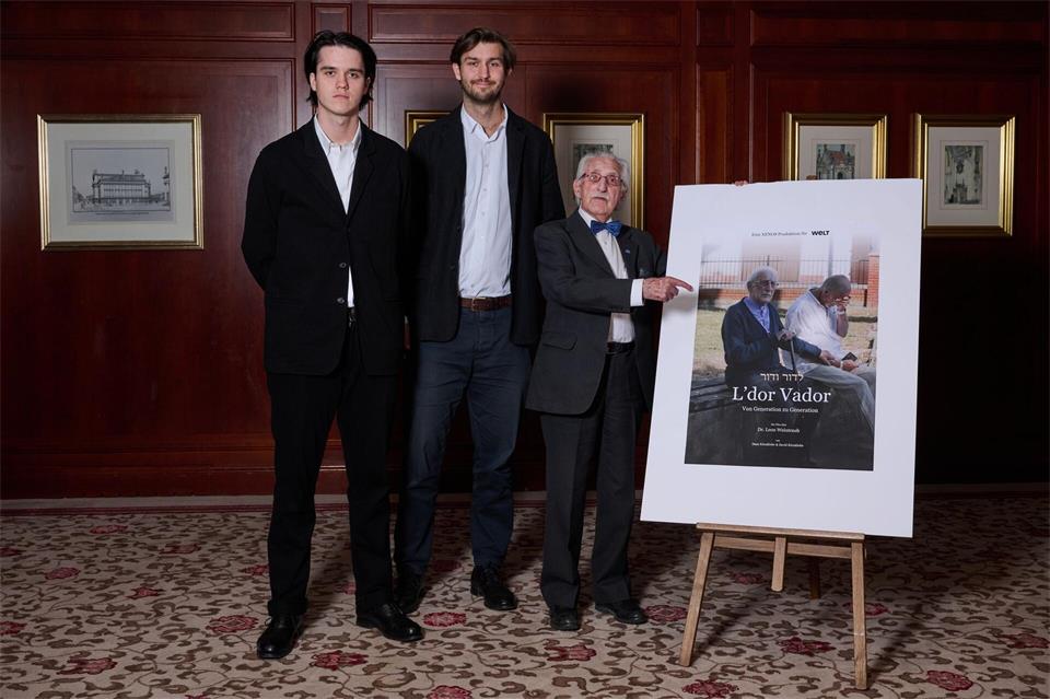 Die Brüder Dean (l) und David Körzdörfer erzählen Weintraubs Geschichte im Film „L’dor Vador - Von Generation zu Generation“.Sebastian Gollnow/dpa