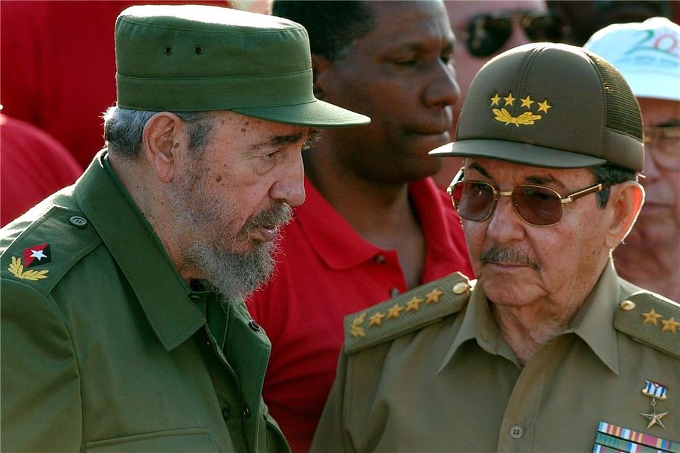Die Brüder Fidel (l) und Raúl Castro (r) waren die Anführer der kubanischen Revolution. (Archivbild)Alejandro Ernesto/EPA/dpa
