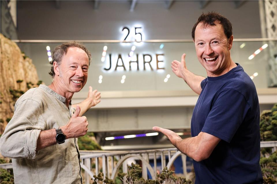 Die Brüder Gerrit und Frederik Braun und ihr Team haben nur sich mit der größten Modelleisenbahnanlage der Welt einen Traum erfüllt.Christian Charisius/dpa