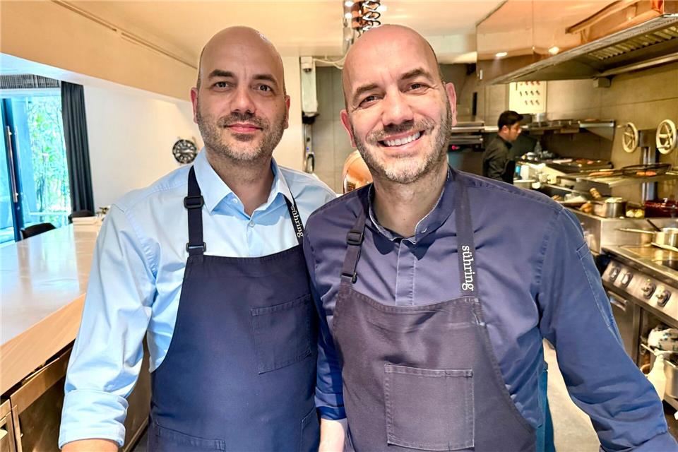 Die Brüder Mathias (l) und Thomas in der Küche ihres Restaurants „Sühring“, benannt nach ihrem Nachnamen.Carola Frentzen/dpa-tmn