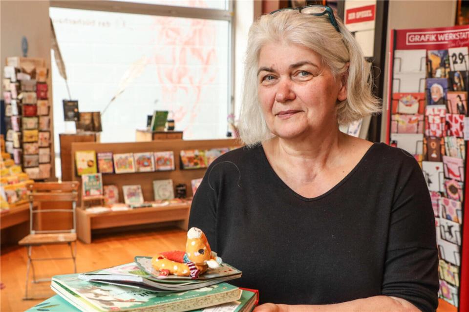 Die Bücher im Bücherhaus von Birgit Goldschmidtböing (65) wellen sich und beginnen bereits zu schimmeln.