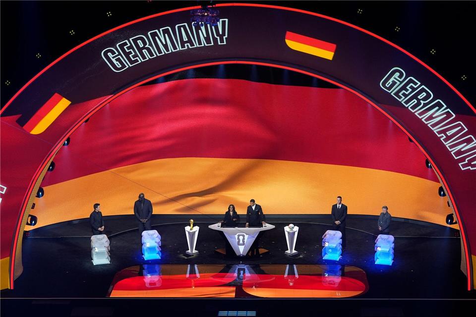 Die Bühne bei der WM-Auslosung leuchtet in den deutschen Farben. Alex Brandon/AP/dpa