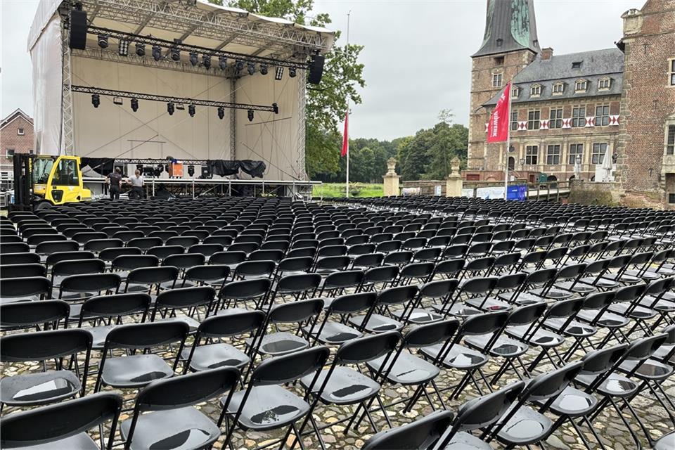 Die Bühne für das Musikfestival am Wochenende in Raesfeld ist bereits aufgebaut. 