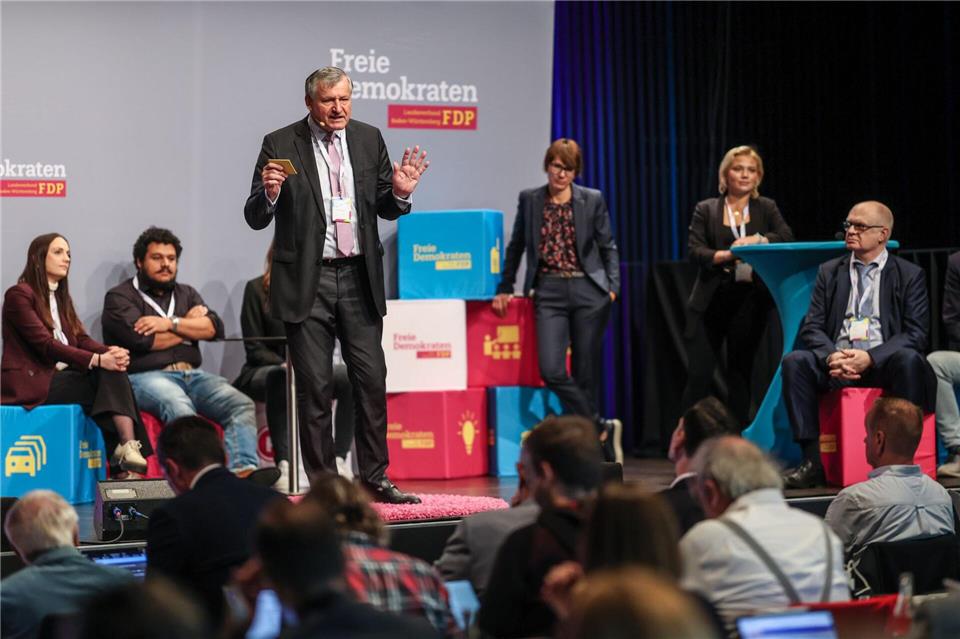 Wie die FDP mit der Kettensäge um Wähler wirbt Die Bühnengestaltung war neuer als so manche Forderung im Wahlprogramm: Die FDP beim Programmparteitag. Christoph Schmidt/dpa