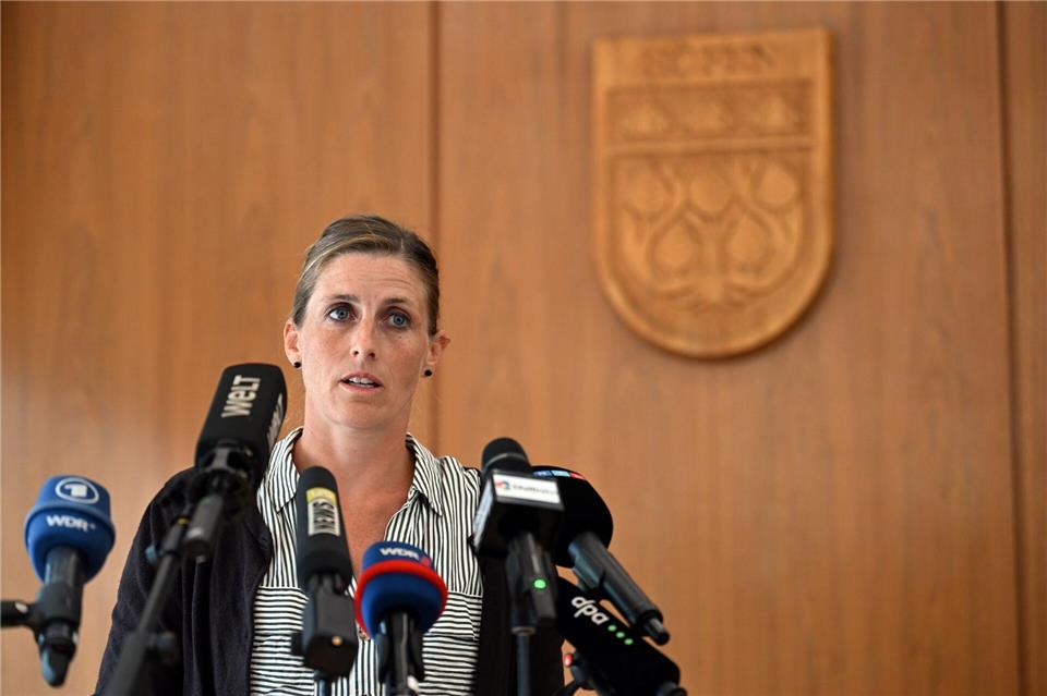 Die Bürgermeisterin von Monschau, Carmen Krämer, gibt noch keine Entwarnung - die Brandbekämpfung im Hohen Venn in Belgien dauert an.Federico Gambarini/dpa