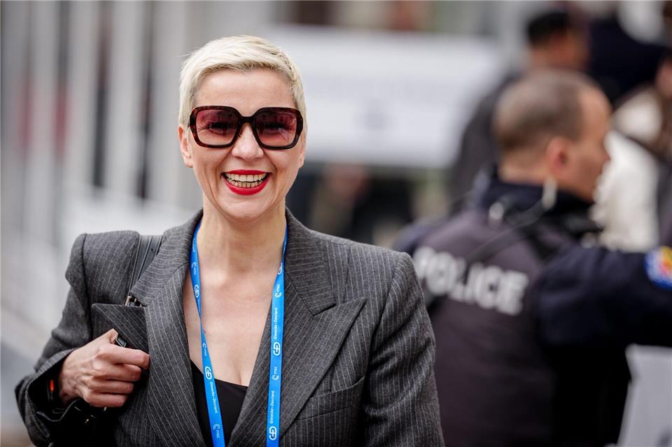 Die Bürgerrechtlerin Maria Kolesnikowa aus Belarus nimmt in Aachen nachträglich den Karlspreis in Empfang. (Archivbild)Kay Nietfeld/dpa